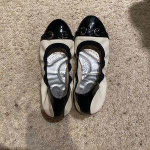 Black and white ballet flat
